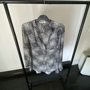 Woman’s black and white button down shirt